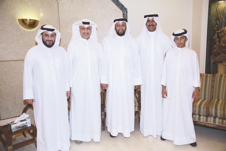 م. عمار العجمي مستقبلا المهنئين﻿