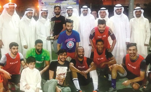 أحمد الفضلي يتسلم كأس البطولة﻿