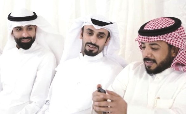محمد الهاجري مع عدد من الحضور ﻿