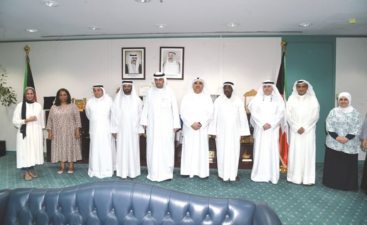 أنس الصالح متوسطا د.علي الشمالي وفهد الهاجري وم.قصي الشطي ود.محمد الخشتي وعددا من الحضور في لقطة جماعية	(محمد هاشم)﻿