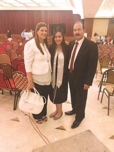 مارتين ماجد متوسطة والديها﻿