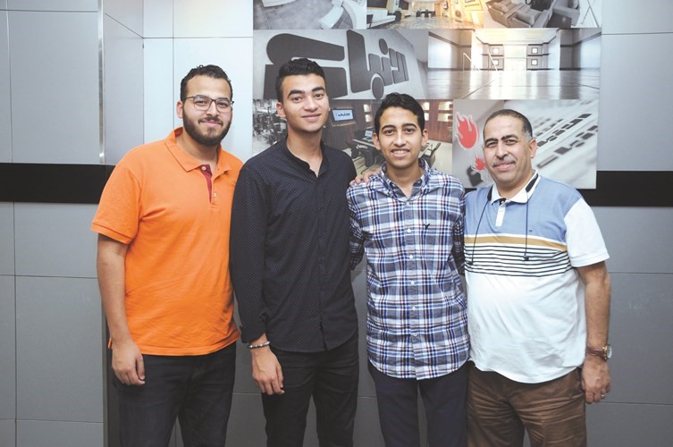 الطالب المتفوق ماجد مرتضى مع والده وأخويه 	 (فريال حماد)﻿