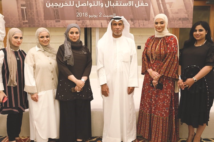 د. محمد المقاطع متوسطا عددا من الخريجات﻿