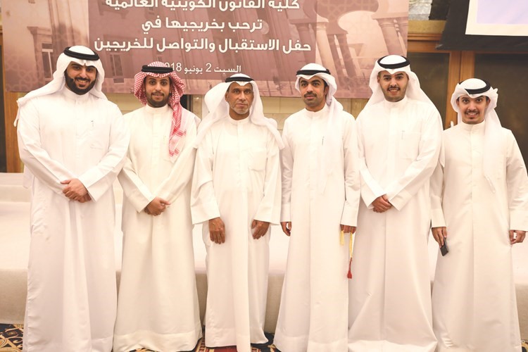 د. محمد المقاطع متوسطا عددا من الخريجين﻿