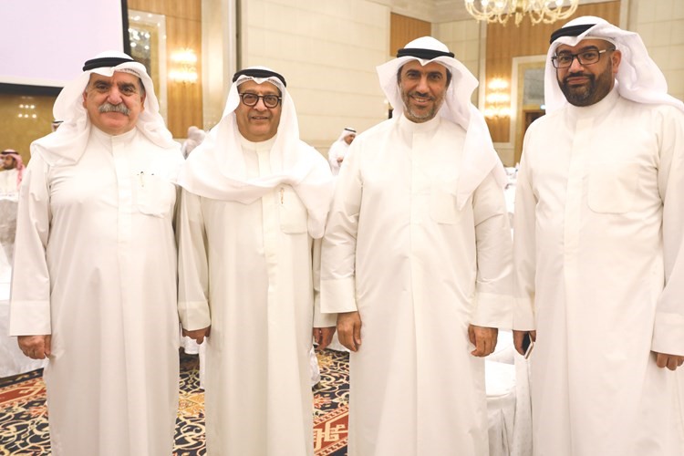 د. بدر الخليفة متوسطا د. صباح القدومي وصلاح الغزالي﻿