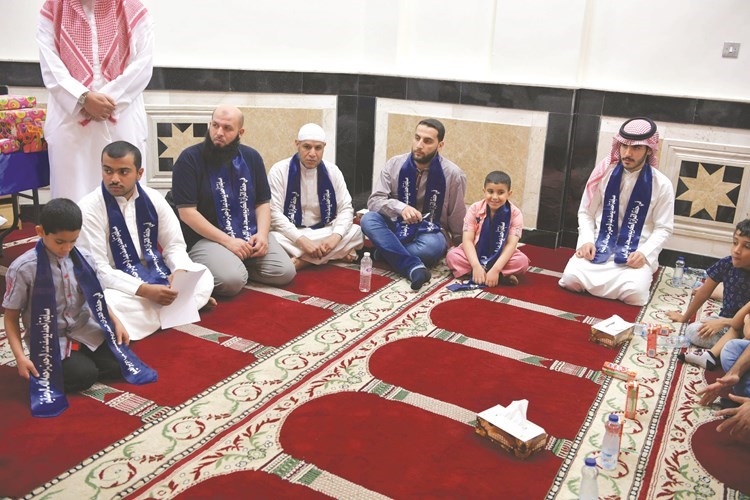 كوكبة الفائزين يرتدون الأوشحة﻿