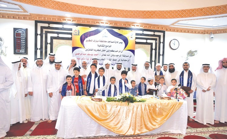 لقطة جماعية للفائزين مع مدير إدارة مبارك الكبير د.منيف الهاجري والزميل يوسف عبدالرحمن	(قاسم باشا)﻿