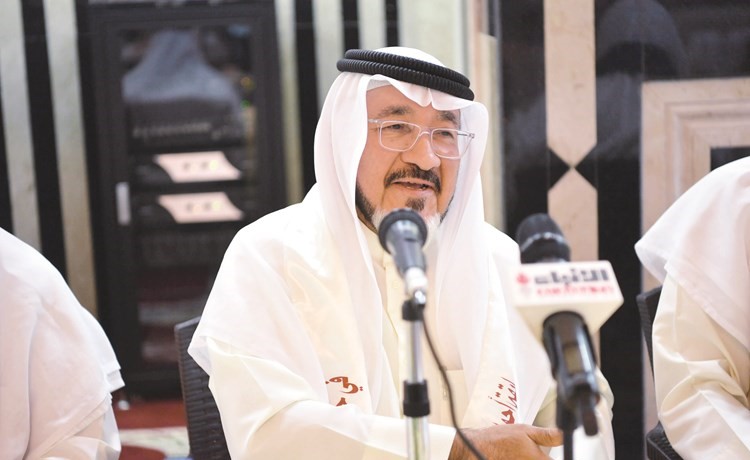 الزميل يوسف عبدالرحمن يلقي كلمة شاكرا لكل من تعنى لتلبية الدعوة﻿