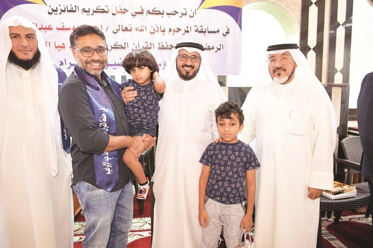 د.منيف الهاجري متوسطا العم أبو مهند يوسف عبدالرحمن وابنه مهند وعددا من الأحفاد ومعهم الشيخ مصطفى﻿