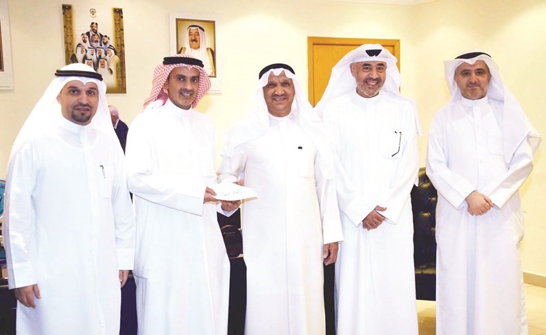 أمين سر نادي الكويت وليد الراشد يتسلم المكرمة الأميرية للمركز الأول﻿