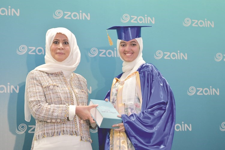 إيمان الروضان مكرمة الطالبة نورة أحمد بشير﻿