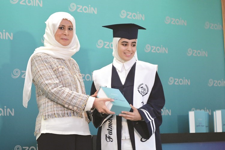 تكريم الطالبة دلال طارق العوضي﻿