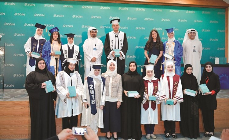 إيمان الروضان وحمد غازي المطر مع الطلبة المكرمين من أوائل الثانوية العامة في لقطة جماعية -(قاسم باشا)﻿