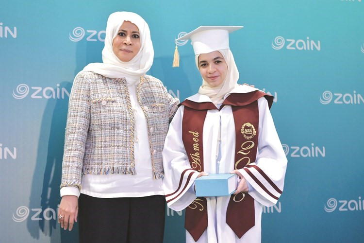 تكريم الطالبة نوال أحمد إبراهيم﻿