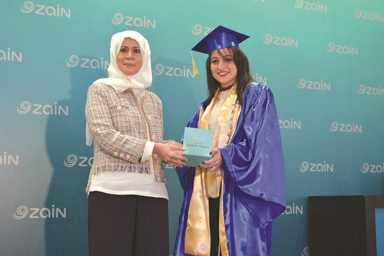  ومكرمة الطالبة ميراي رمزي﻿