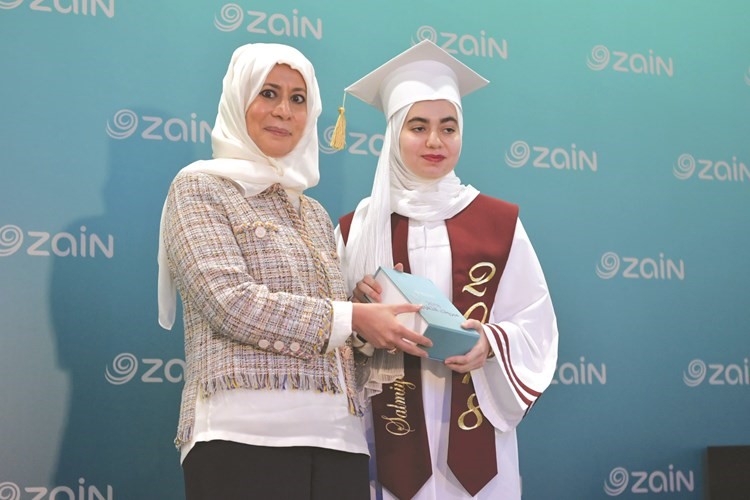 تكريم الطالبة ندى عثمان بركات﻿