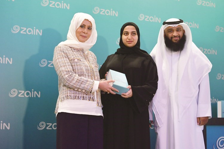 الطالبة خولة حبيب الشمري ووالدها لدى تكريمها﻿