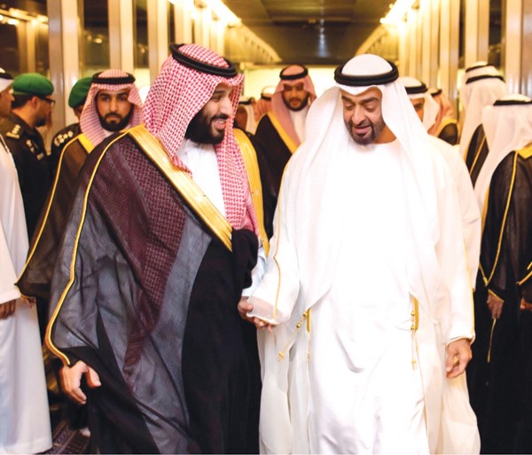 ولي عهد السعودية صاحب السمو الملكي الأمير محمد بن سلمان مرافقا ولي عهد ابو ظبي صاحب السمو الشيخ محمد بن زايد خلال مباحثاتهما في جدة (رويترز)