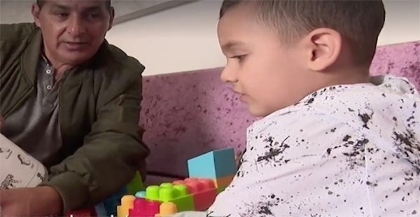 طفل في الثالثة يتحدث اللغة الإنجليزية دون أن يتعلمها