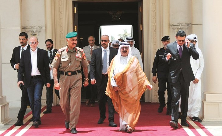 الشيخ ناصر صباح الأحمد لدى مغادرته البلاد وفي وداعه الفريق الركن محمد الخضر والفريق الركن عبدالله النواف ﻿