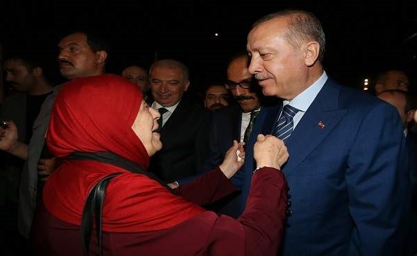 بالفيديو.. جزائرية لأردوغان "نحبّك بزاف".. رد عليها بالعربية