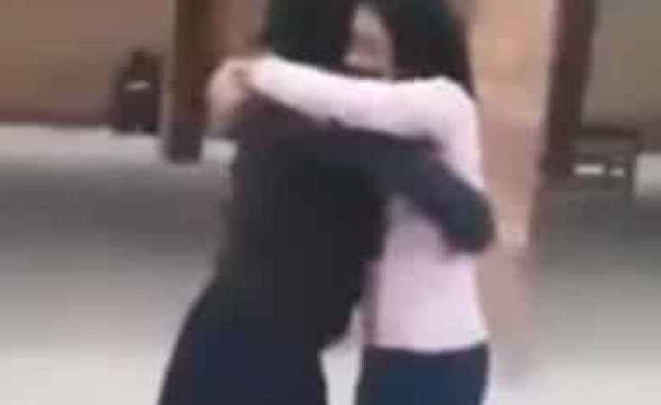 بالفيديو.. طالبة تمازح زميلتها.. فكانت النهاية صادمة!