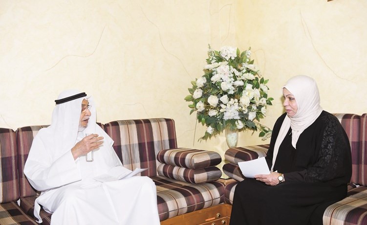 د. خالد المذكور متحدثا إلى الزميلة ليلى الشافعي	(متين غوزال)