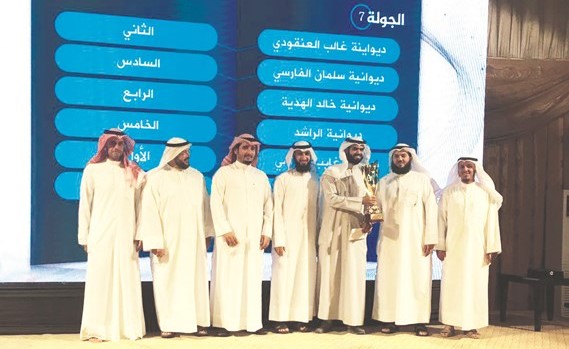 تكريم احد الفرق الفائزة﻿