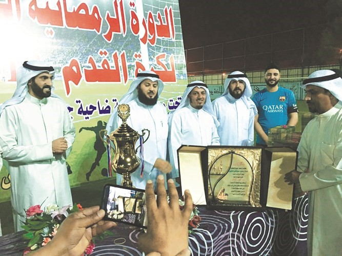 درع تذكارية من فريق نزار النصف لمجلس إدارة جمعية جابر العلي﻿
