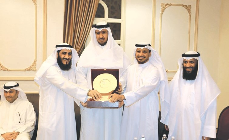 د.خالد الحيص يقدم درع التميز إلى الوزير المستشار د.فهد العفاسي﻿