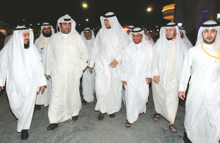 المستشار د. فهد العفاسي وخالد الروضان وم.فريد عمادي خلال جولة تفقدية في مسجد بلال بن رباح ﻿