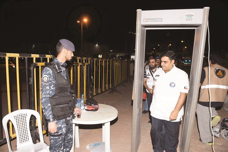 تفتيش أمني قبل الدخول الى المسجد﻿