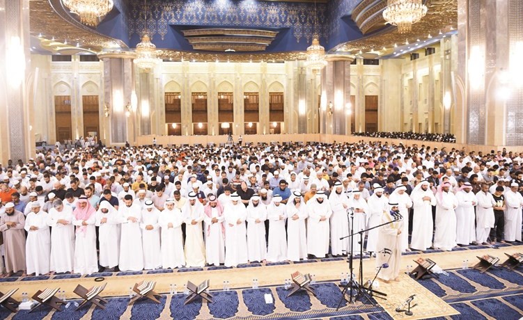 جانب من صلاة القيام في ليلة 23 رمضان بالمسجد الكبير 	(متين غوزال) ﻿