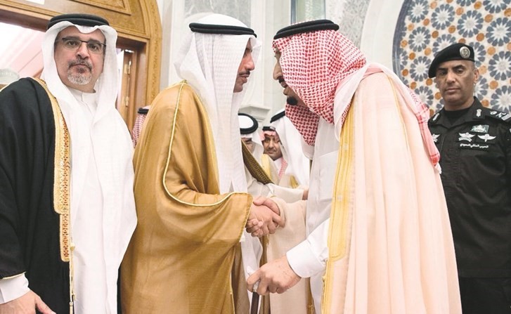 خادم الحرمين الشريفين الملك سلمان بن عبدالعزيز آل سعود مستقبلا رئيس مجلس الامة مرزوق الغانم﻿
