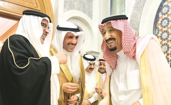 خادم الحرمين الشريفين الملك سلمان بن عبدالعزيز آل سعود خلال استقباله وصاحب السمو الملكي الأمير سلمان بن حمد﻿﻿آل خليفة ولي العهد نائب القائد الأعلى النائب الأول لرئيس مجلس الوزراء بمملكة البحرين ورئيس مجلس الأمة مرزوق الغانم﻿