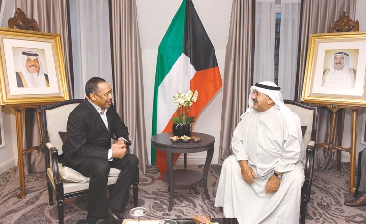 الشيخ ناصر صباح الأحمد خلال استقباله مساعد وزير الدفاع السعودي محمد العايش﻿