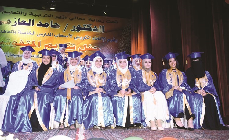 عدد من الطالبات المتفوقات في لقطة جماعية	(محمد هاشم) ﻿