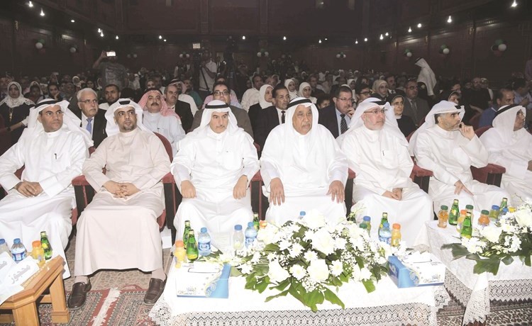 د. رشيد الحمد وعمر الغرير وعبدالعزيز الكندري في مقدمة الحضور﻿