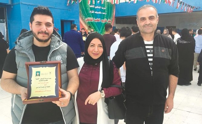 هادي رحاب الأمين متوسطا والديه﻿