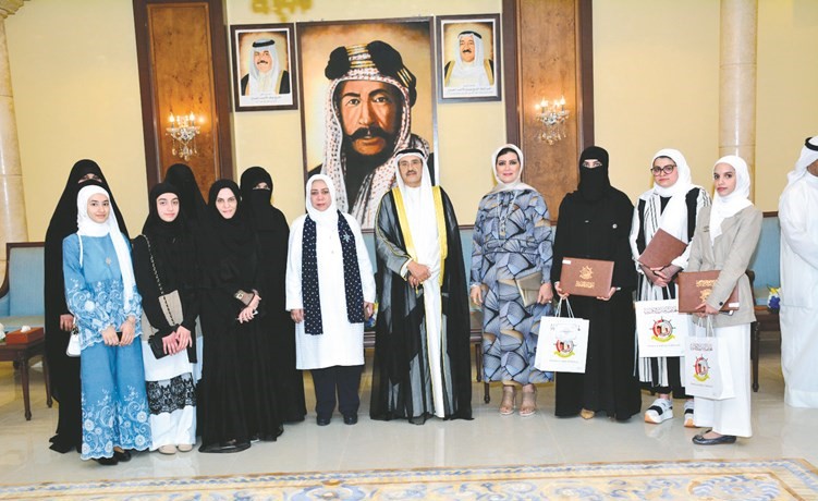 الفريق الرجيب في لقطة جماعية مع عدد من الحاضرات والمكرمات ﻿