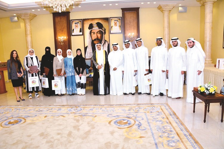 الفريق الرجيب متوسطا الطلبة والطالبات المكرمين ﻿