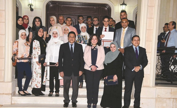 السفير المصري طارق القوني والسفيرة هويدا عصام ومحمد عادل مع الطلبة المكرمين في لقطة جماعية(محمد هنداوي)﻿