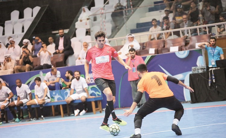 النجم البرازيلي كاكا يحاول المرور من حارس المرمى﻿