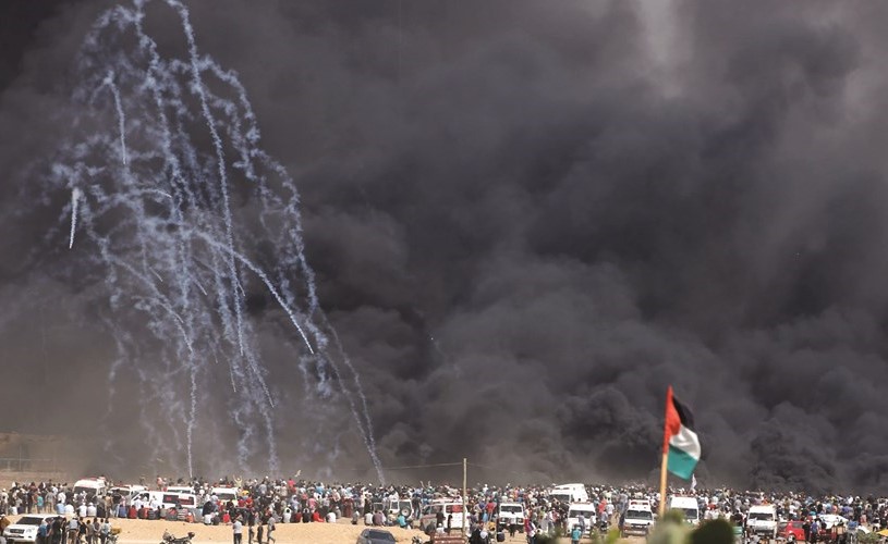القنابل المسيلة للدموع التي اطلقها الاحتلال تنهمر على المتظاهرين السلميين قرب حدود غزة امس	( رويترز) ﻿