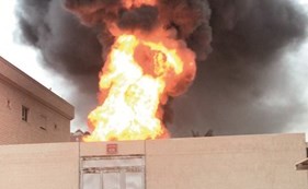 حريق المحول خلف سحب دخانية كثيفة﻿