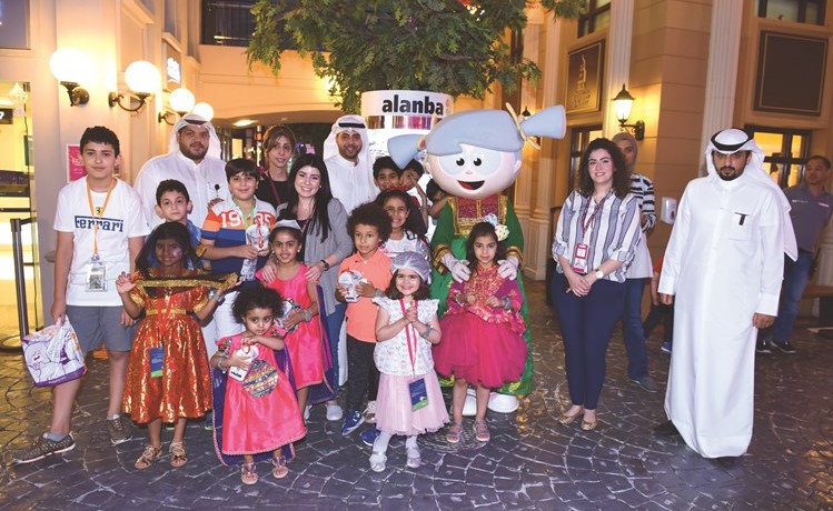 من اليمين الزملاء عبدالعزيز المطيري وفيروز فخرالدين ويوسف ابراهيم ورضا صادق وألين البيطار ووليد جمعة مع عدد من الأطفال في لقطة للذكرى﻿