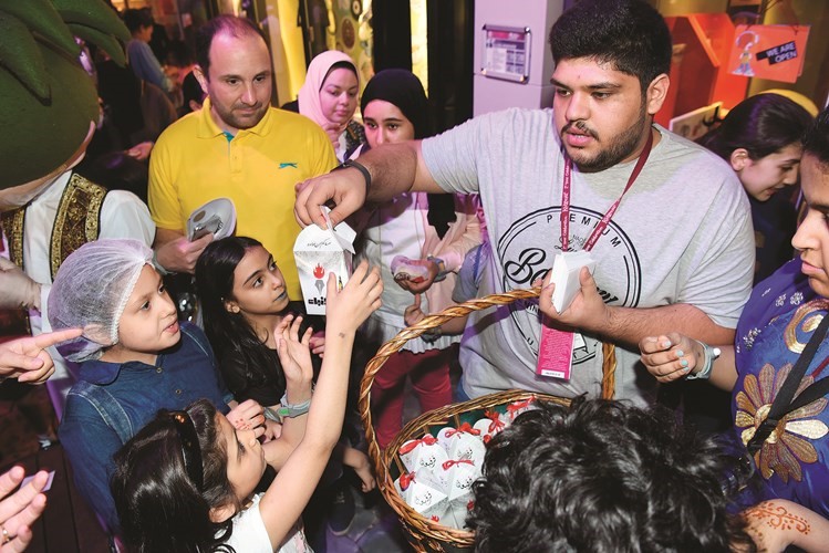 الزميل وليد جمعة وتوزيع القرقيعان على الأطفال﻿