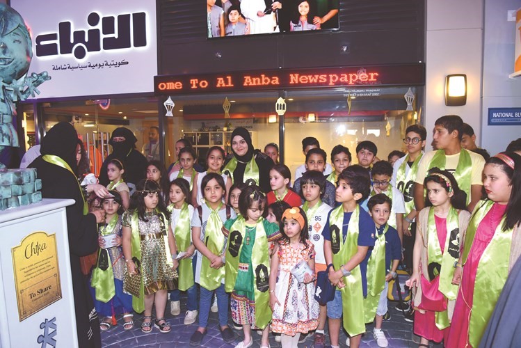 عدد من الأطفال الذين شاركوا في رحلة نظمها بيت الزكاة وتواجدوا خلال قرقيعان الأنباء في كيدزانيا- (احمد علي)﻿