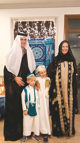 الغربيون في تايز بالزي الوطني الكويتي﻿
