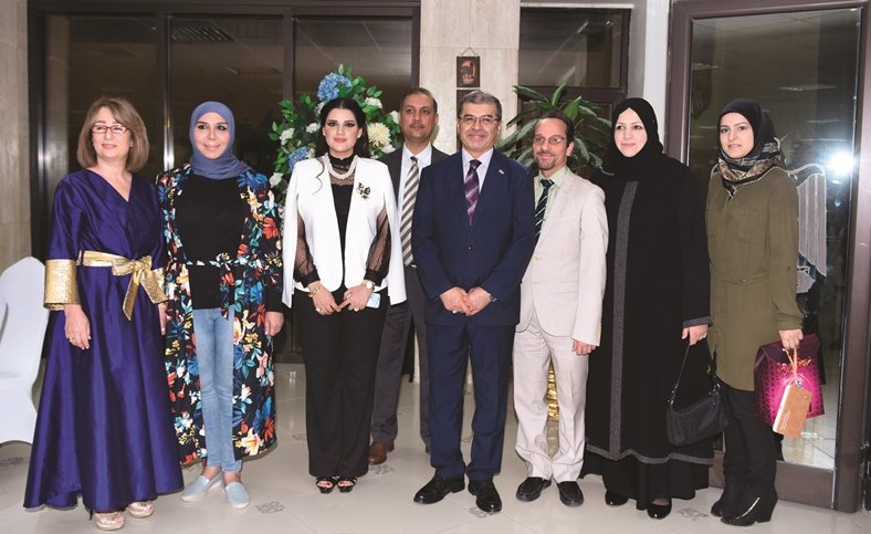 د.الهاشمي مع عدد من أفراد الجالية العراقية 	(ريليش كومار)﻿